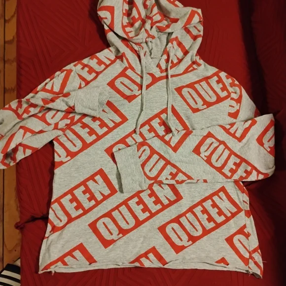 Que Graphic Hooded Sweatshirt - Gray with Red Print - Picture 4 of 6